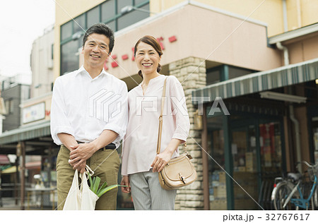 スーパーマーケット　ミドル夫婦客 32767617