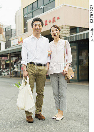 スーパーマーケット　ミドル夫婦客 32767627