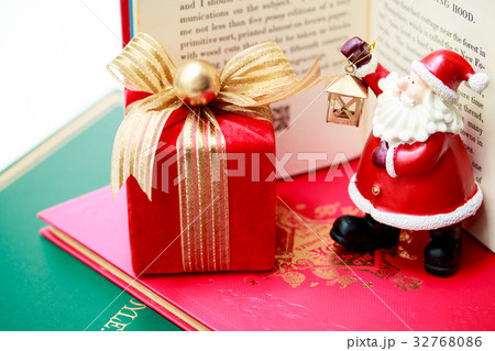 サンタとクリスマスプレゼントとおとぎ話 32768086