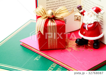 サンタとクリスマスプレゼントとおとぎ話 32768087