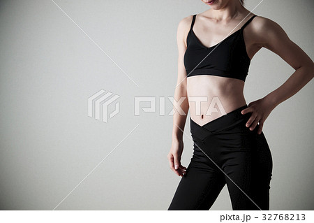 女性　ダイエット　腹筋　若い女性　グレーバック　フィットネス　スポーツ　エクササイズ 32768213
