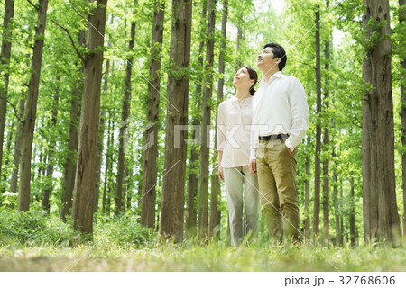 ミドル夫婦　森 32768606