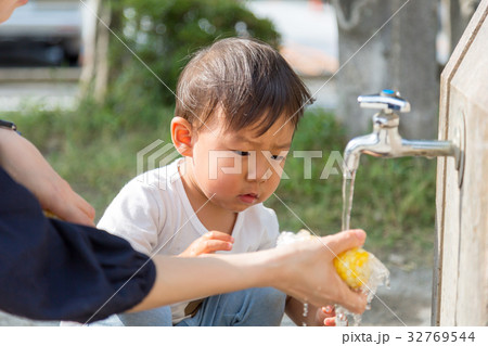 公園で遊ぶ親子 公園で遊ぶ親子 32769544