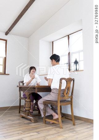 リゾートでくつろぐカップル 32769980