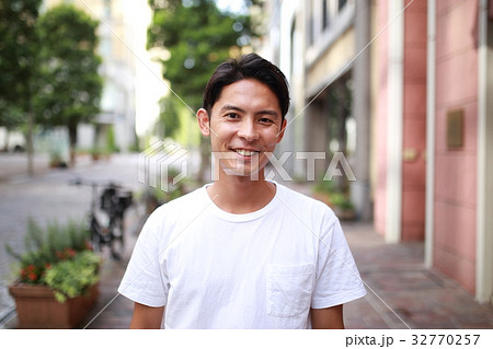 男性 カジュアル 人物 ハーフ フィリピン人 日本人 スナップ ポートレート 街並み 観光 の写真素材