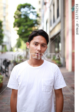男性 カジュアル 人物 ハーフ フィリピン人 日本人 スナップ ポートレート 街並み 観光 の写真素材