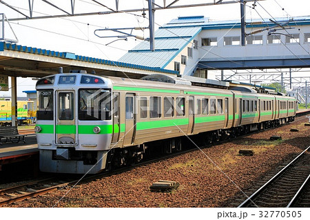 江別駅に停車する721系電車F-3017編成 32770505