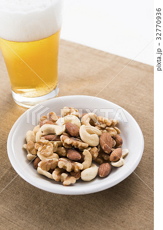 ミックスナッツとビール ミックスナッツとビール 32770936