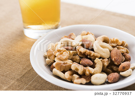ミックスナッツとビール 32770937