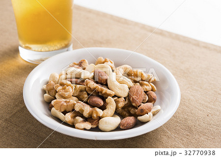 ミックスナッツとビール 32770938