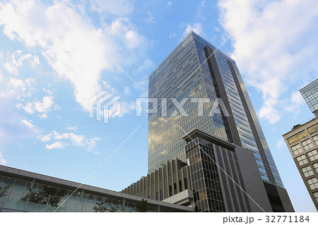 雲が映り込んだビル 東京・新宿 JRミライナタワー 雲が映り込んだビル 東京・新宿 JRミライナタワー 32771184