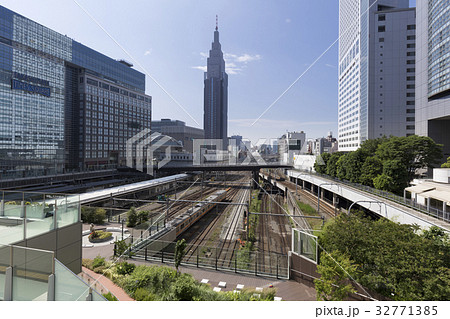 東京 新宿 新宿駅屋上庭園から代々木方面の眺めの写真素材