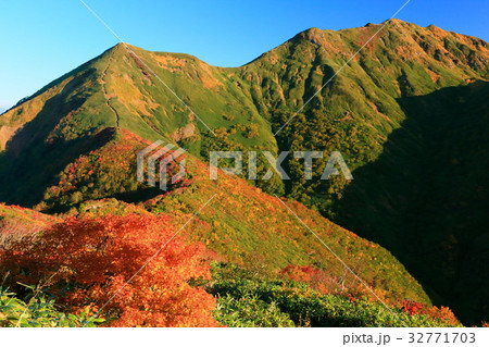 紅葉の谷川連峰・白毛門から望む笠ヶ岳・朝日岳稜線 32771703
