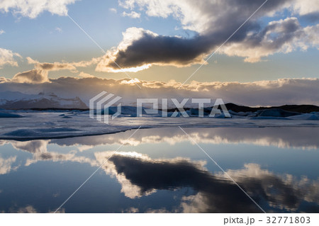 Sunlight behind white cloud over Jakulsarlon  32771803