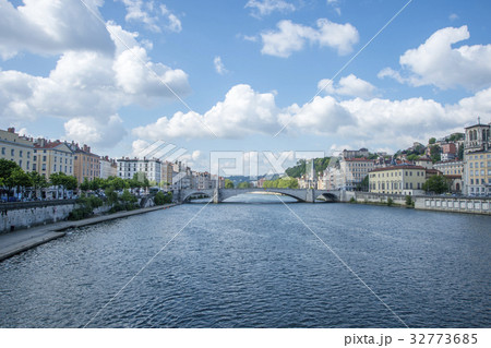 リヨンのソーヌ川と橋 リヨンのソーヌ川と橋 32773685