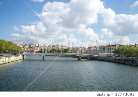 リヨンのソーヌ川と橋 リヨンのソーヌ川と橋 32773693