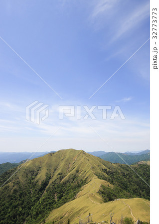 徳島県　剣山山頂から見た次郎笈 32773773
