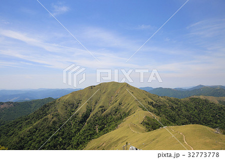 徳島県　剣山山頂から見た次郎笈 32773778