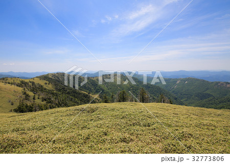 徳島県　剣山山頂　剣山三角点から見た風景 32773806