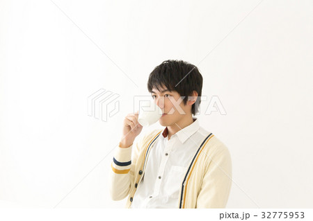 飲み物を飲む若い男性 飲み物を飲む若い男性 32775953