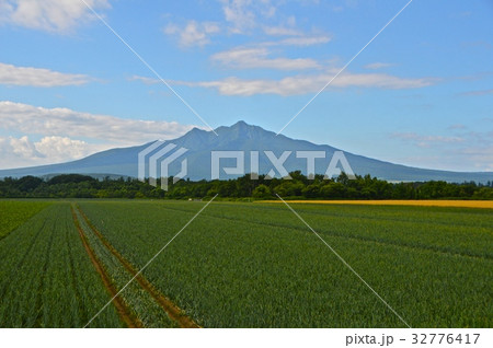 北側から見た「斜里岳」（北海道斜里郡斜里町） 32776417