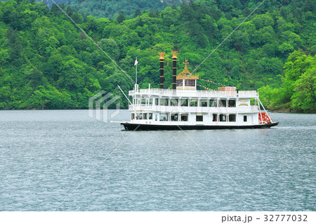 新緑の奥只見湖 32777032