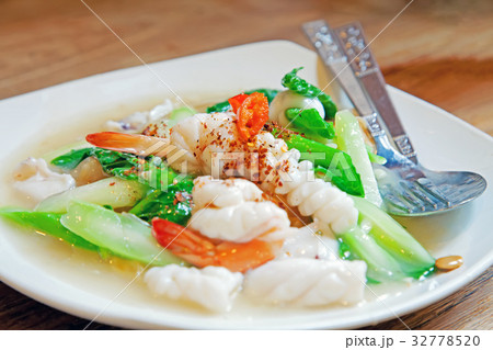 Thai food, Noodles in Thick Gravy with Seafood 32778520