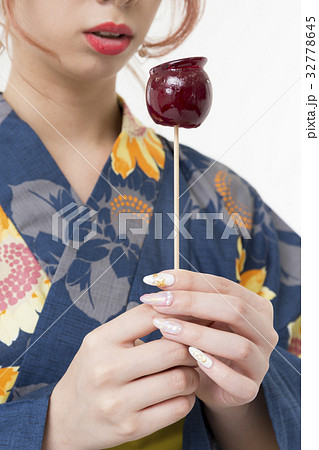 りんご飴を持つ浴衣ギャルの写真素材