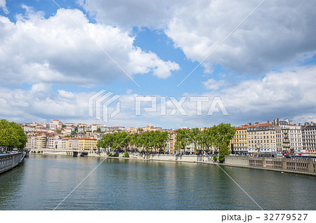 ソーヌ川とリヨンの街風景 32779527