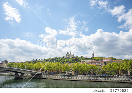 ソーヌ川から見るフルビエールの丘とノートルダム大聖堂 ソーヌ川から見るフルビエールの丘とノートルダム大聖堂 32779625