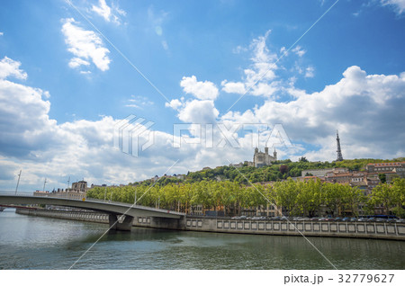 ソーヌ川から見るフルビエールの丘とノートルダム大聖堂 32779627