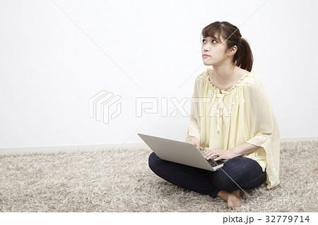 20代女性、パソコン、床に座る、白バック 20代女性、パソコン、床に座る、白バック 32779714