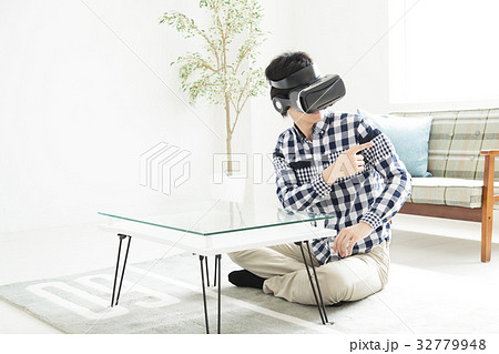 男性 VR VRメガネ バーチャルリアリティ ゲーム 若い男性 男性 VR VRメガネ バーチャルリアリティ ゲーム 若い男性 32779948