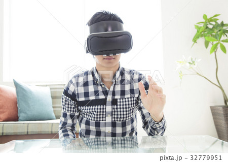 男性　VR　VRメガネ　バーチャルリアリティ　ゲーム　若い男性 32779951
