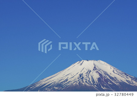 残雪の富士山 32780449