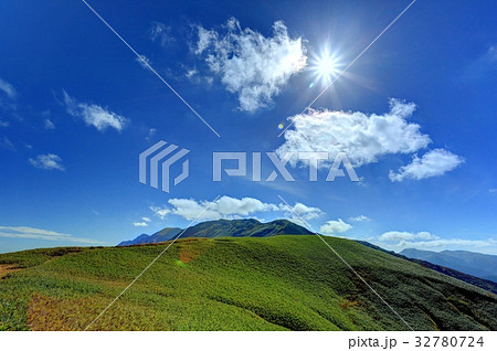 上越国境・蓬峠の笹原と谷川連峰 32780724