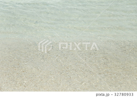 Beach background with ocean waves. 32780933
