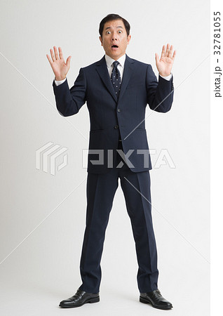 驚くビジネスマン 全身 驚くビジネスマン 全身 32781055
