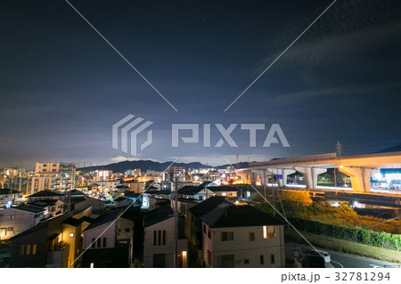 福岡県の古墳公園から見る夜景 福岡県の古墳公園から見る夜景 32781294