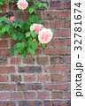 レンガ塀とバラ（ウィリアム モーリス） 32781674