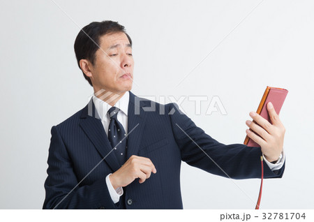 老眼のミドルビジネスマン 32781704