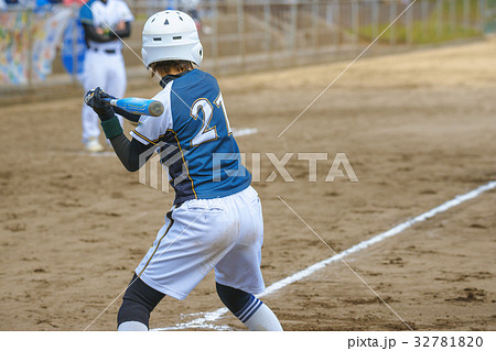 女子ソフトボール試合風景の写真素材
