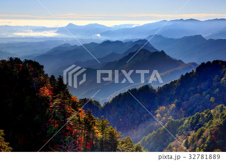 両神山・八丁尾根から見る朝の秩父方面の展望 両神山・八丁尾根から見る朝の秩父方面の展望 32781889
