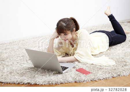 20代女性、パソコン、部屋で寝そべる 20代女性、パソコン、部屋で寝そべる 32782028