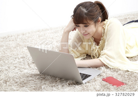 20代女性、パソコン、部屋で寝そべる 20代女性、パソコン、部屋で寝そべる 32782029
