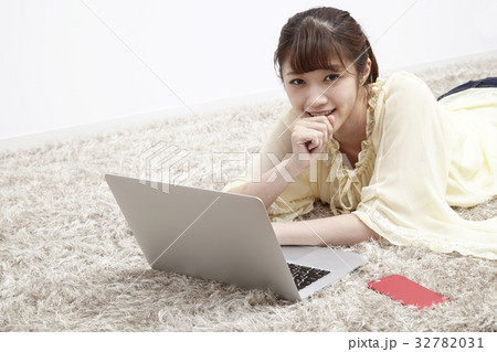 20代女性、パソコン、部屋で寝そべる 32782031