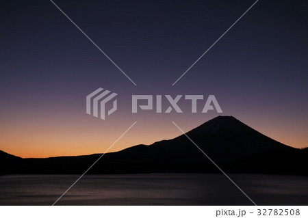 夜明け前の富士山 夜明け前の富士山 32782508
