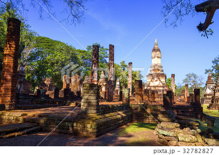 Wat Chedi Chet Thaeo and sunlight 32782827