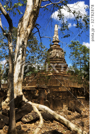Wat Khao Suwankhiri tree pagoda bright  sky 32782878