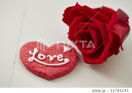 ハートのクッキーとバラ ハートのクッキーとバラ 32783245